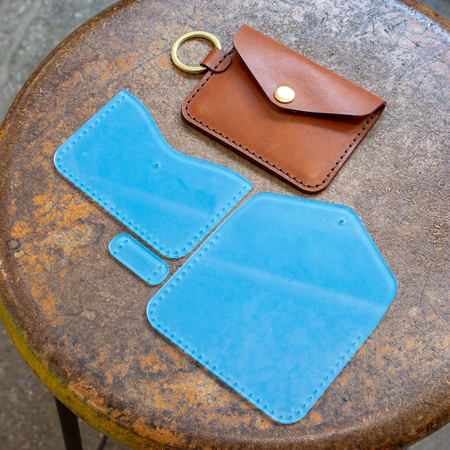 https://shop.makesupply-leather.com/cdn/shop/products/leather-snap-keychain-wallet-acrylic-template-set-1.jpg?v=1560438781